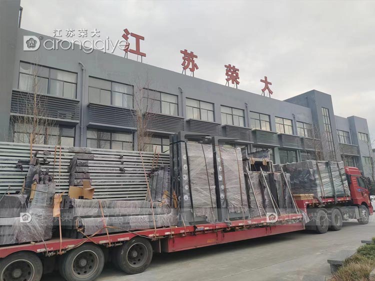 安徽公交車候車亭裝車完成,準(zhǔn)備發(fā)車圖片