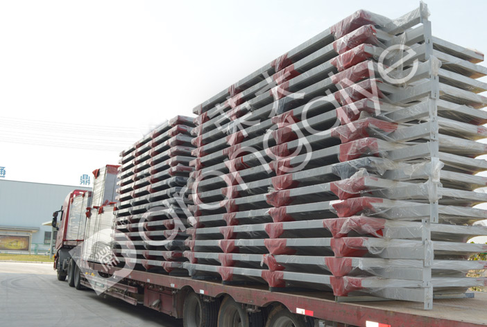 山東東營(yíng)公交候車(chē)亭裝車(chē)完成