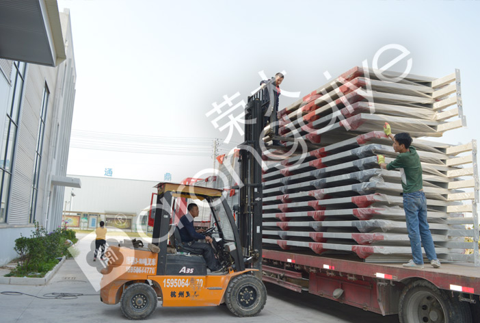 山東東營(yíng)候車(chē)亭正在裝車(chē)