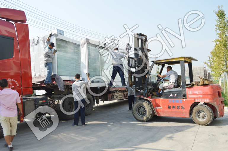 廣西公交候車亭裝車圖一