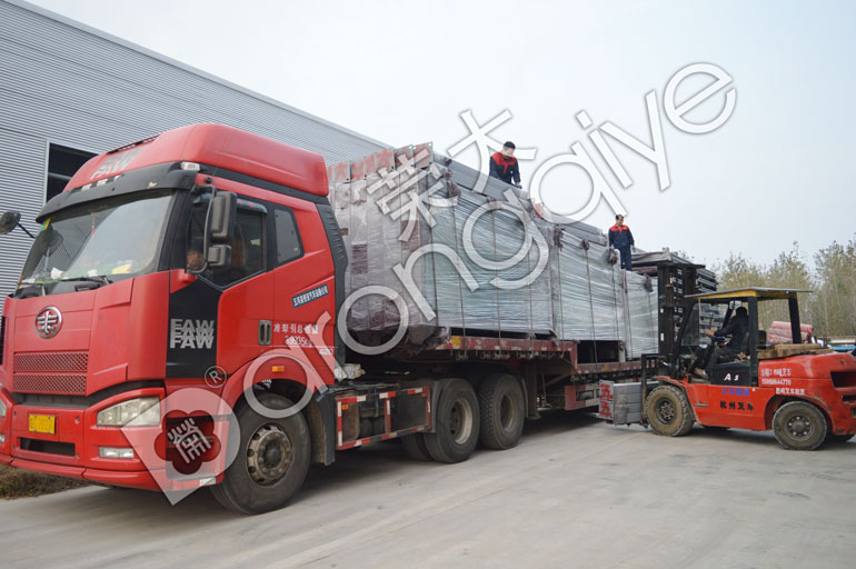 公交候車亭裝車完成